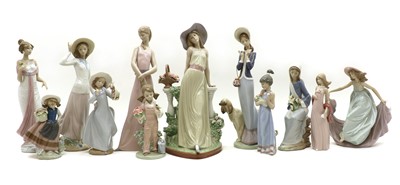 Lot 260 - A collection of Lladro porcelain figures
