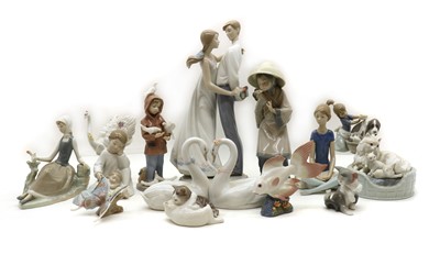 Lot 259 - A collection of Lladro porcelain figures