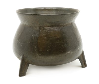 Lot 339 - A bronze cauldron