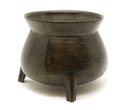 Lot 339 - A bronze cauldron