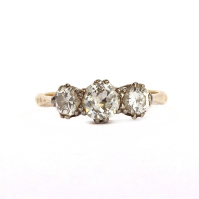 Lot 33 - A three stone diamond ring