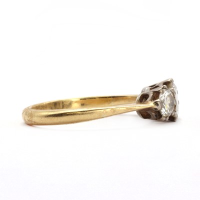 Lot 33 - A three stone diamond ring