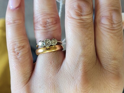 Lot 33 - A three stone diamond ring