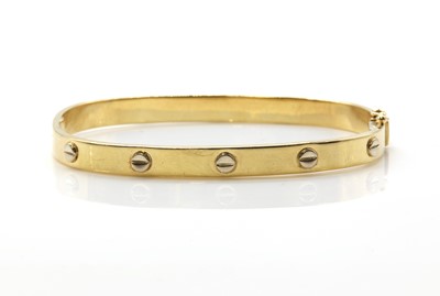 Lot 483 - A gentlemen's Italian two colour flat section hinged bangle