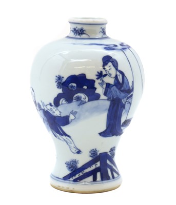 Lot 177 - A Chinese blue and white meiping vase