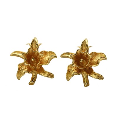 Lot 106 - A pair of plain gold daffodil earrings