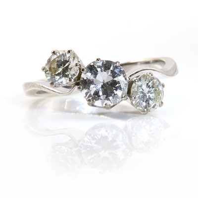 Lot 223 - Three stone diamond crossover ring