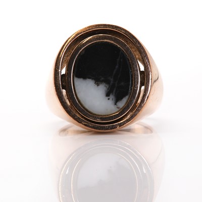 Lot 490 - A rose gold agate and diamond swivel head signet ring