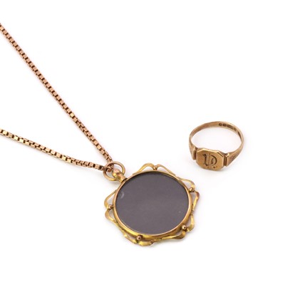 Lot 190 - A 9ct gold signet ring