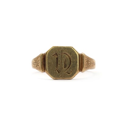 Lot 190 - A 9ct gold signet ring
