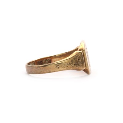 Lot 190 - A 9ct gold signet ring