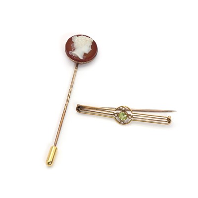 Lot 17 - An early 20th Century gold peridot and split pearl bar brooch