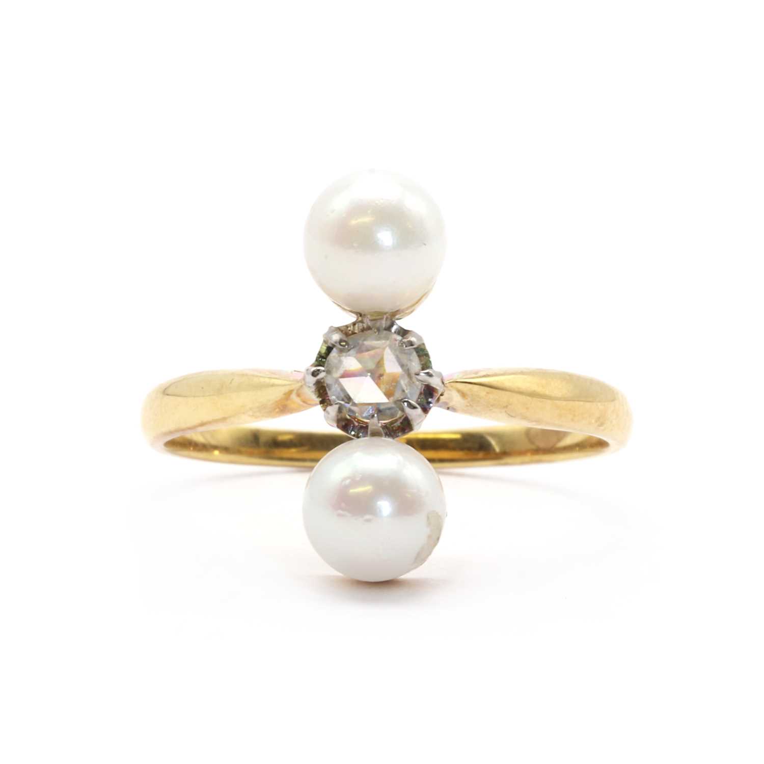 Lot 154 - A gold three stone dress ring