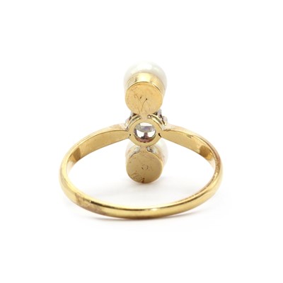Lot 154 - A gold three stone dress ring