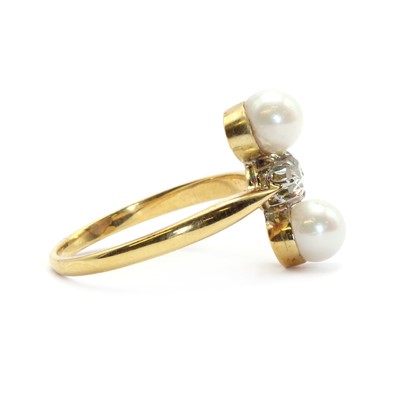 Lot 154 - A gold three stone dress ring