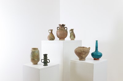 Lot 555 - A group of seven pottery, glass and metalware items