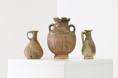 Lot 555 - A group of seven pottery, glass and metalware items