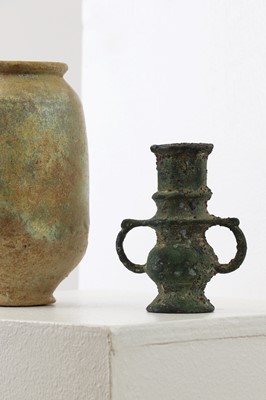 Lot 555 - A group of seven pottery, glass and metalware items