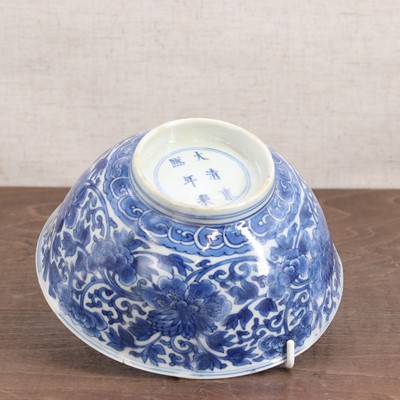 Lot 81 - A Chinese blue and white bowl