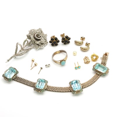 Lot 221 - A small collection of jewellery