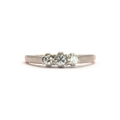 Lot 55 - A gold three stone diamond ring