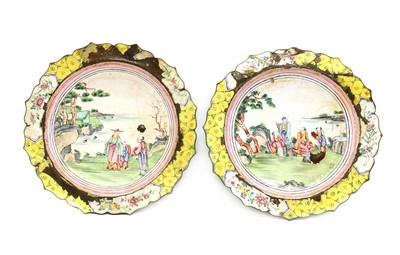 Lot 69 - A pair of Chinese enamelled plates