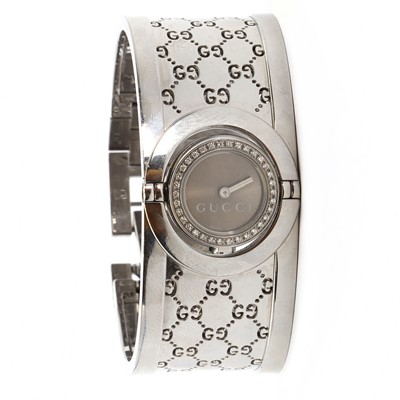 Lot 297 - A ladies' stainless steel Gucci 'Twirl' quartz bracelet watch