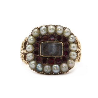 Lot 2 - A Georgian gold split pearl memorial ring