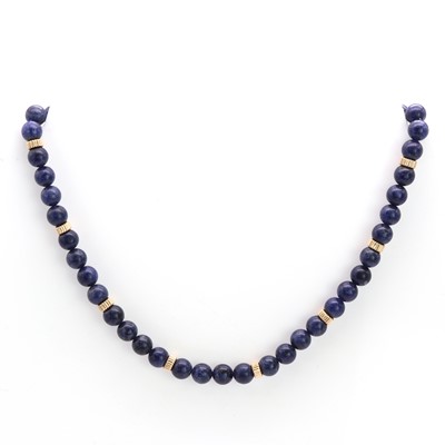 Lot 80 - A single row lapis lazuli bead necklace