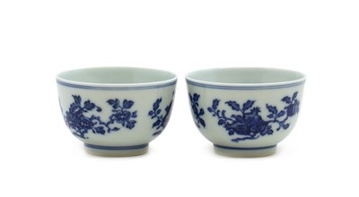 Lot 51 - A pair of Chinese blue and white tea cups