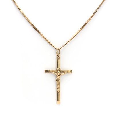 Lot 173 - A 9ct gold Latin cross pendant and chain