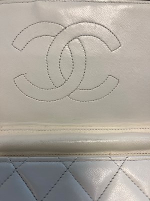 Lot 320 - A Chanel vintage cream single flap bag