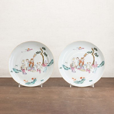 Lot 351 - A pair of Chinese famille rose plates