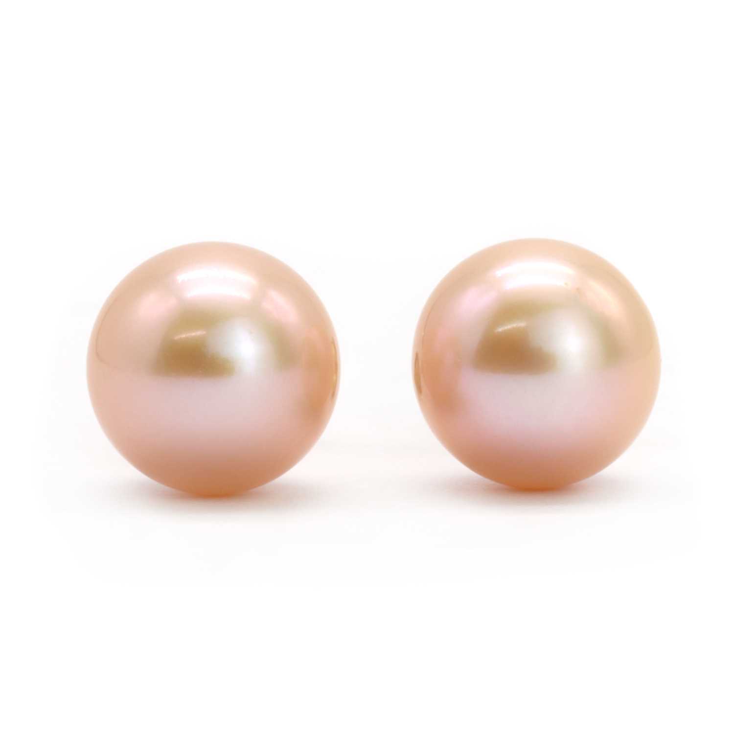 Lot 158 - A pair of cultured freshwater pearl stud earrings