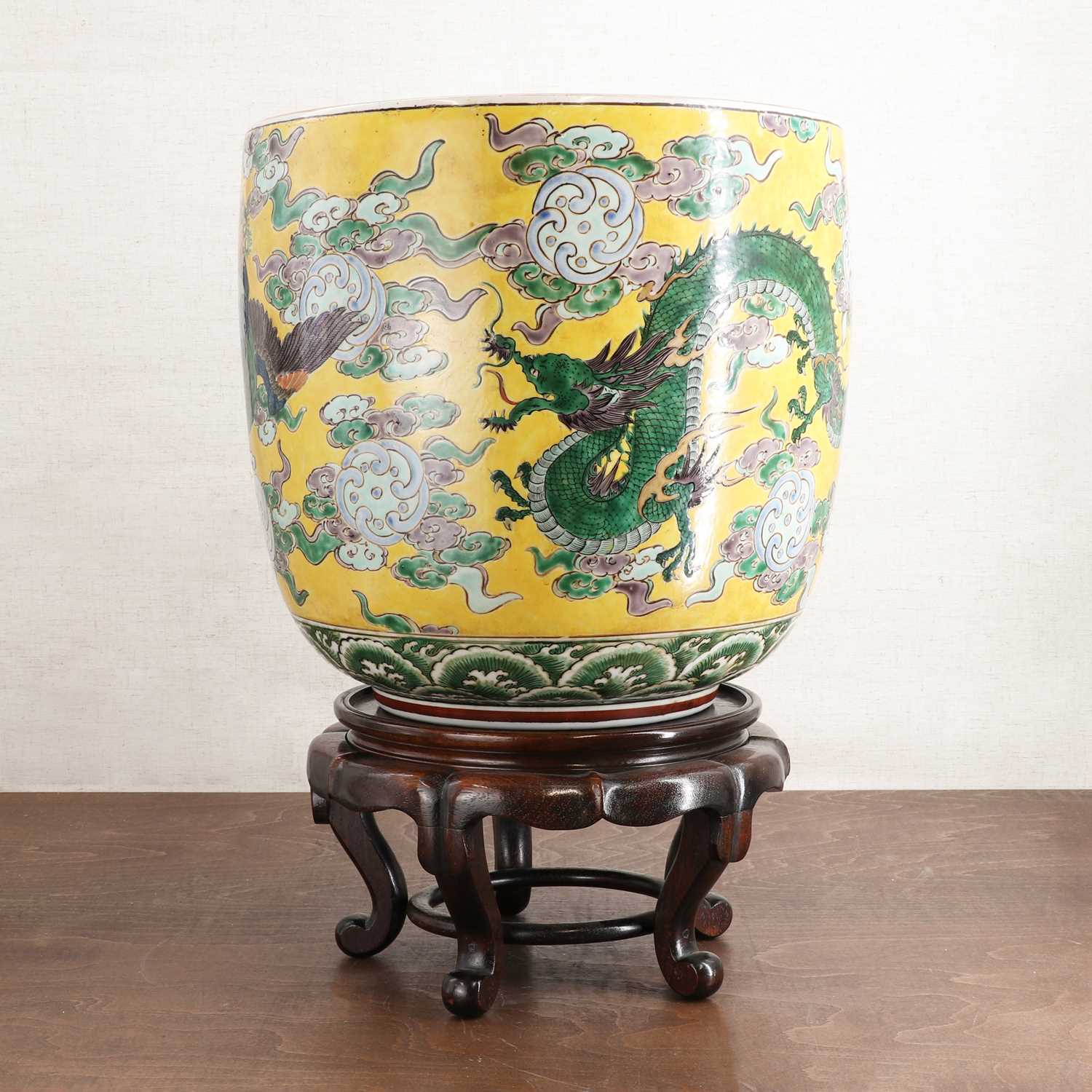 Lot 269 - A large Japanese famille verte jar