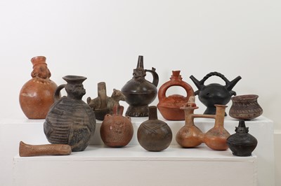 Lot 366 - A collection of pottery items