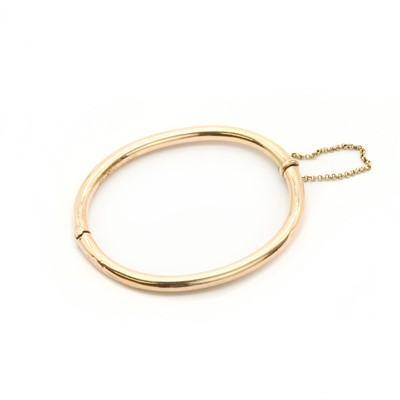 Lot 181 - A gold hinged bangle