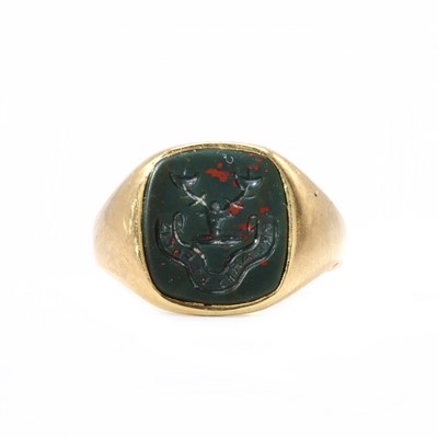 Lot 265 - An 18ct gold signet ring set with a bloodstone intaglio