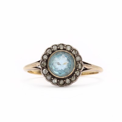 Lot 31 - A gold aquamarine and diamond cluster ring