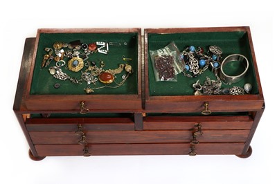 Lot 258 - A jewellery box containing a small collection of gold, silver and costume jewellery