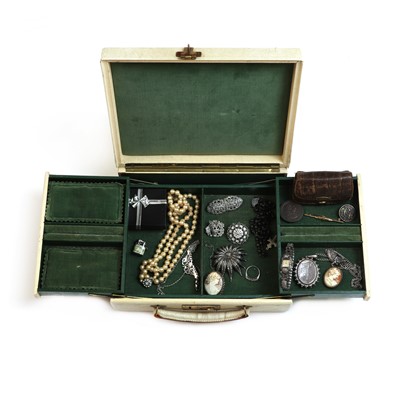 Lot 255 - A jewellery box containing a small collection of gold, silver and costume jewellery