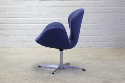 Lot 283 - A Fritz Hansen 'Swan' armchair