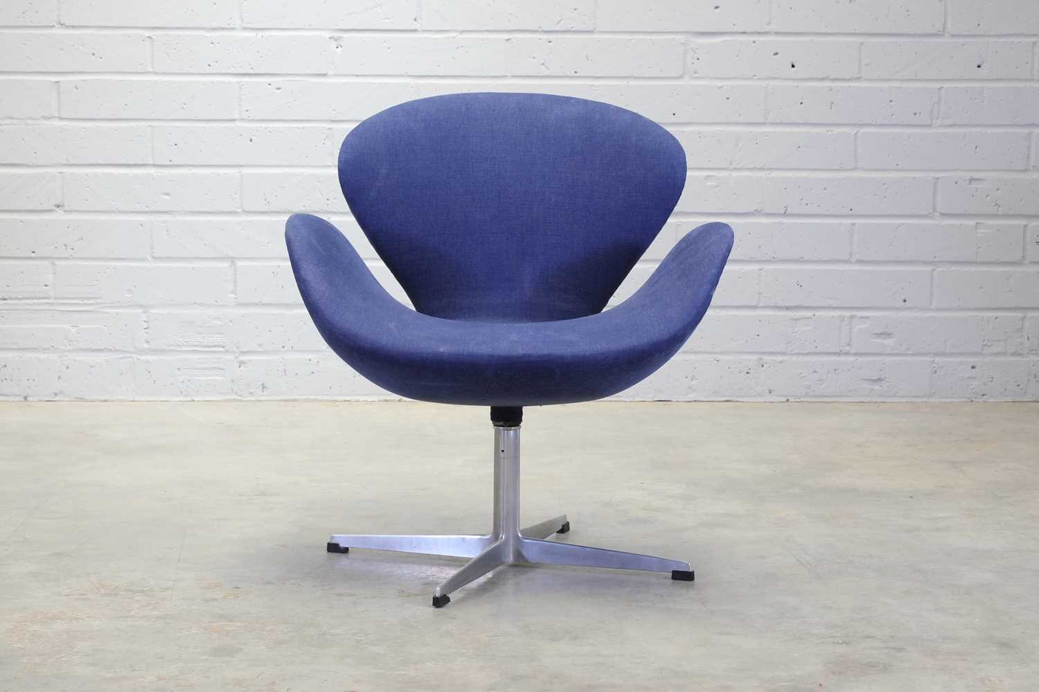 Lot 283 - A Fritz Hansen 'Swan' armchair