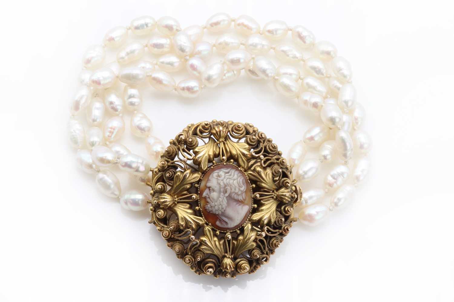 Lot 44 - A shell cameo gold bracelet clasp, c.1830-1840