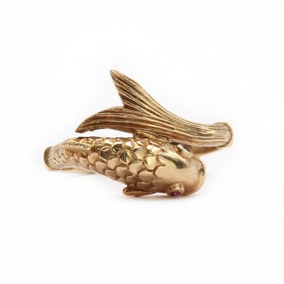 Lot 89 - A 9ct gold Koi fish ring