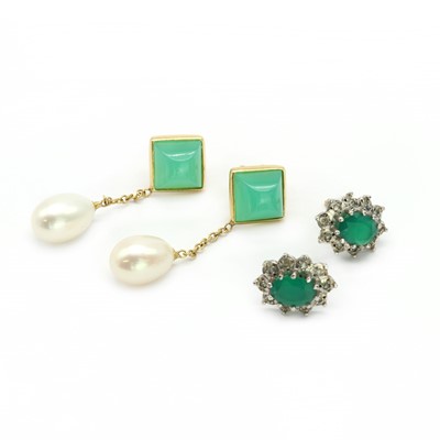 Lot 191 - Two pairs of gold and green hardstone earrings