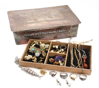 Lot 339 - An Arts & Crafts style jewellery box and quantity of jewellery