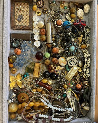 Lot 334 - A jewellery box containing a collection of gold, silver and costume jewellery