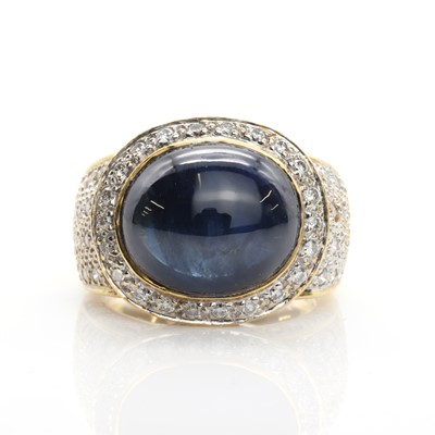 Lot 293 - A gold sapphire cabochon and diamond ring