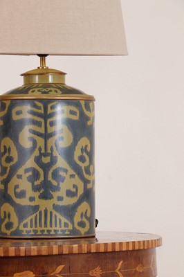 Lot 176 - A pair of toleware table lamps